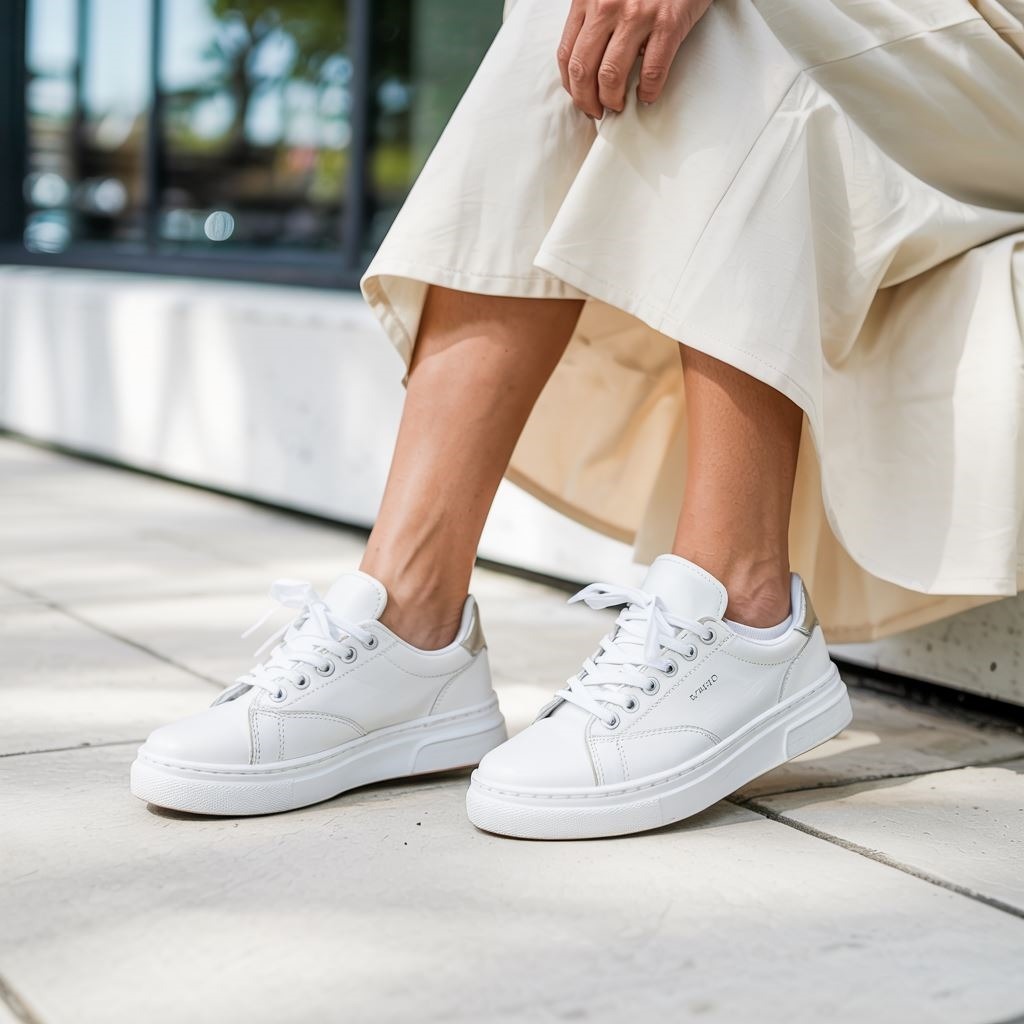 Białe sneakersy